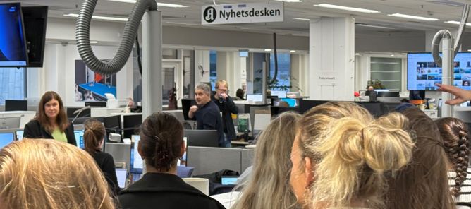 en gruppe mennesker i et rom en gruppe mennesker i et rom