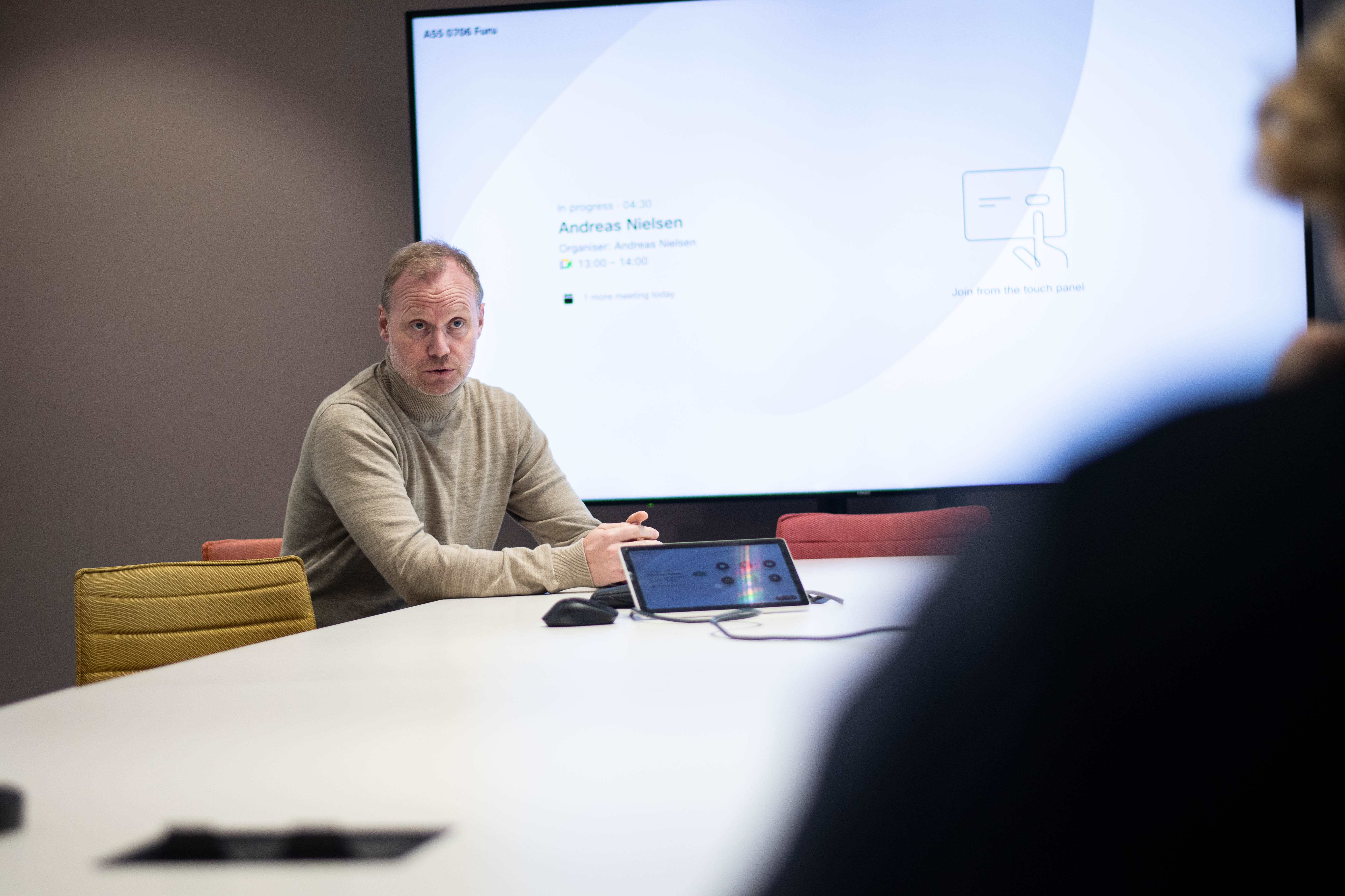 VGs Andreas Nielsen holder foredrag for MIK2-elevene.