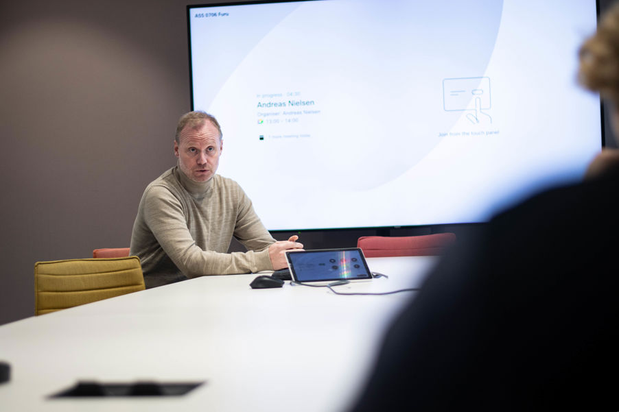 Foto: Ceasr Clavijo VGs Andreas Nielsen holder foredrag for MIK2-elevene.