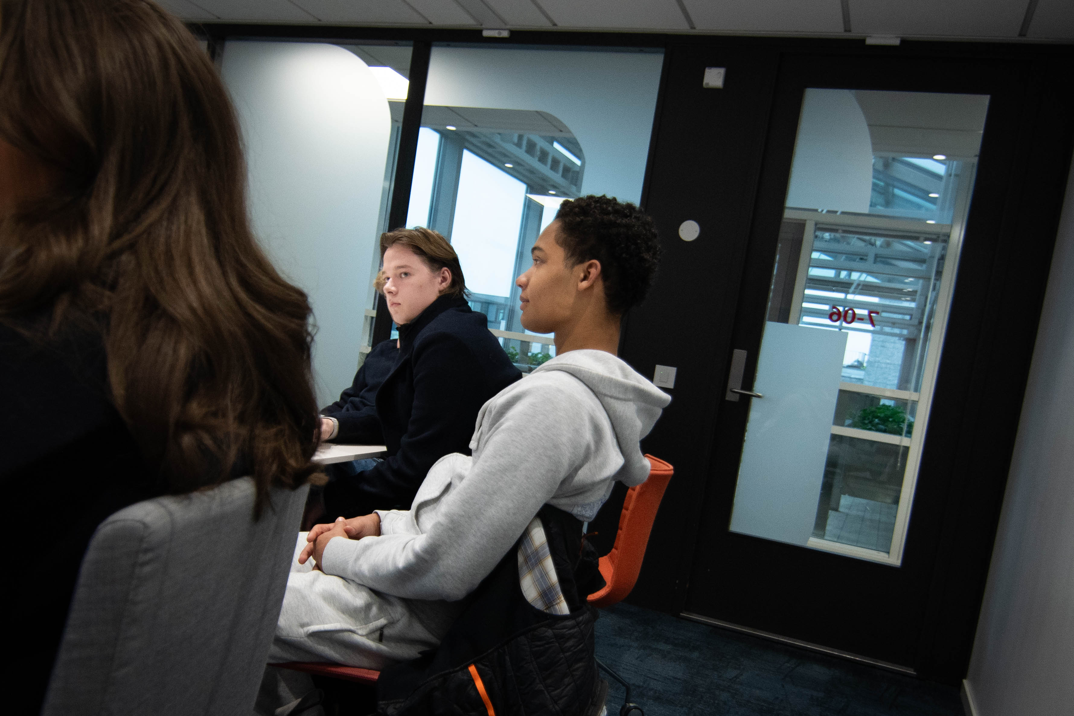 MIK2-elever lytter til VG-ansatt.