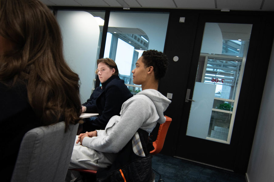 Foto: Cesar Clavijo MIK2-elever lytter til VG-ansatt.