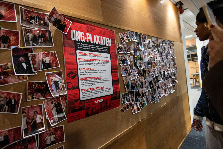 Foto: Cesar Clavijo MIK2-elever studerer UNG-plakaten på VG-huset.