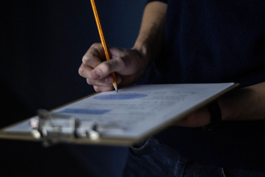 Foto: Cesar Clavijo Elev svarer på oppgaver om ekkokammer.