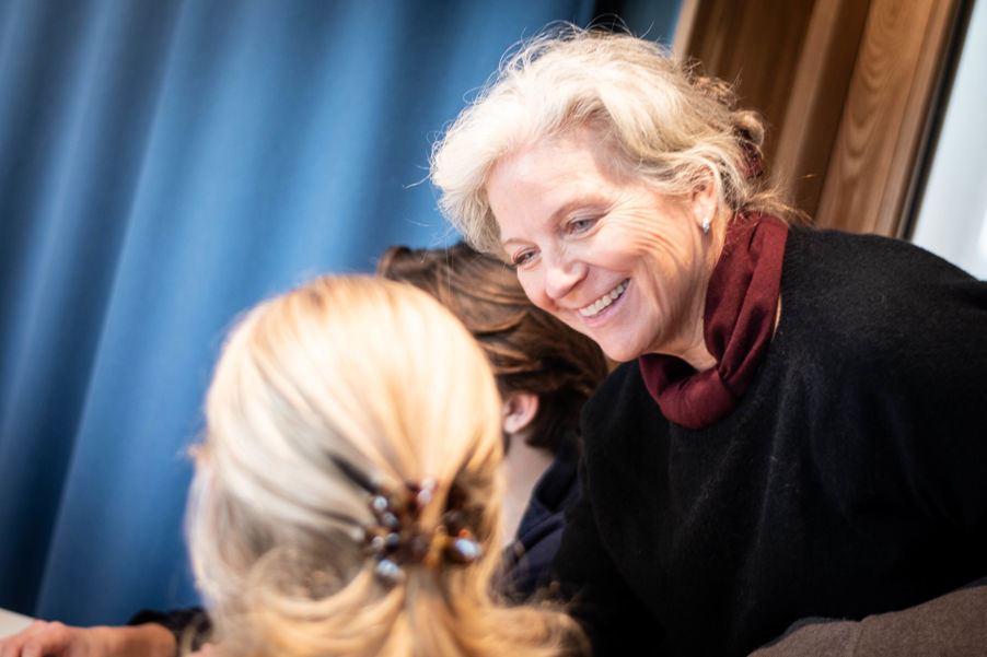 Foto: Cesar Clavijo MIK-lærer snakker med elever