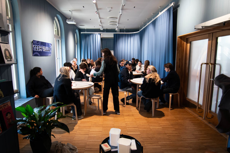 Foto: Cesar Clavijo Elever lytter til Nobels pedagog