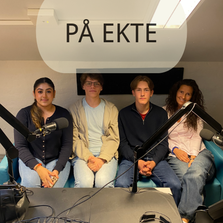 en gruppe mennesker som sitter på en benk