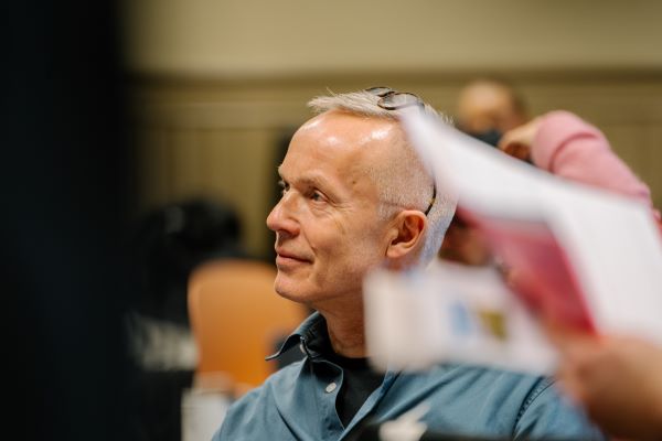 Hav Eiendom Plansjefen for Filipstad i Hav Eiendom lytter til elevenes idefremlegg