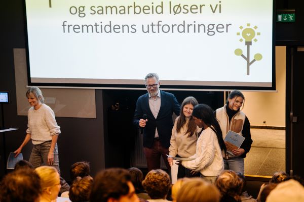 Hav Eiendom Elevene bak Bærekraftbrygga mottar pris for sin skapende ide