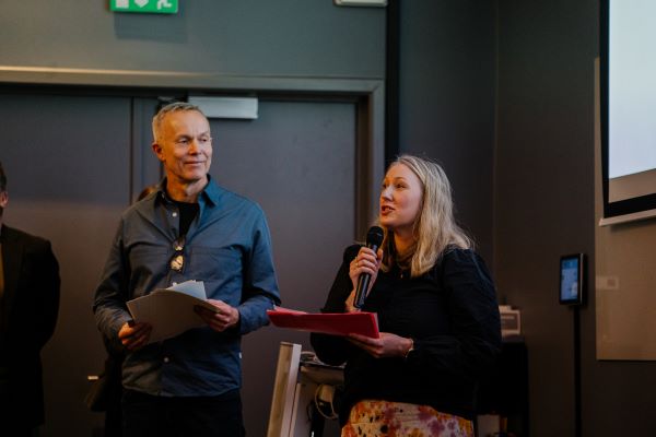 Hav Eiendom Prisutdeling av representant fra Hav eiendom og Asplan Viak