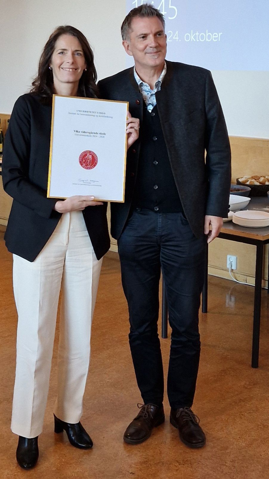 Rektor Stine Jeppesen mottar diplom fra viserektor Bjørn Stensaker