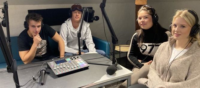 en gruppe mennesker som sitter rundt et bord med en datamaskin en gruppe mennesker som sitter rundt et bord med en datamaskin