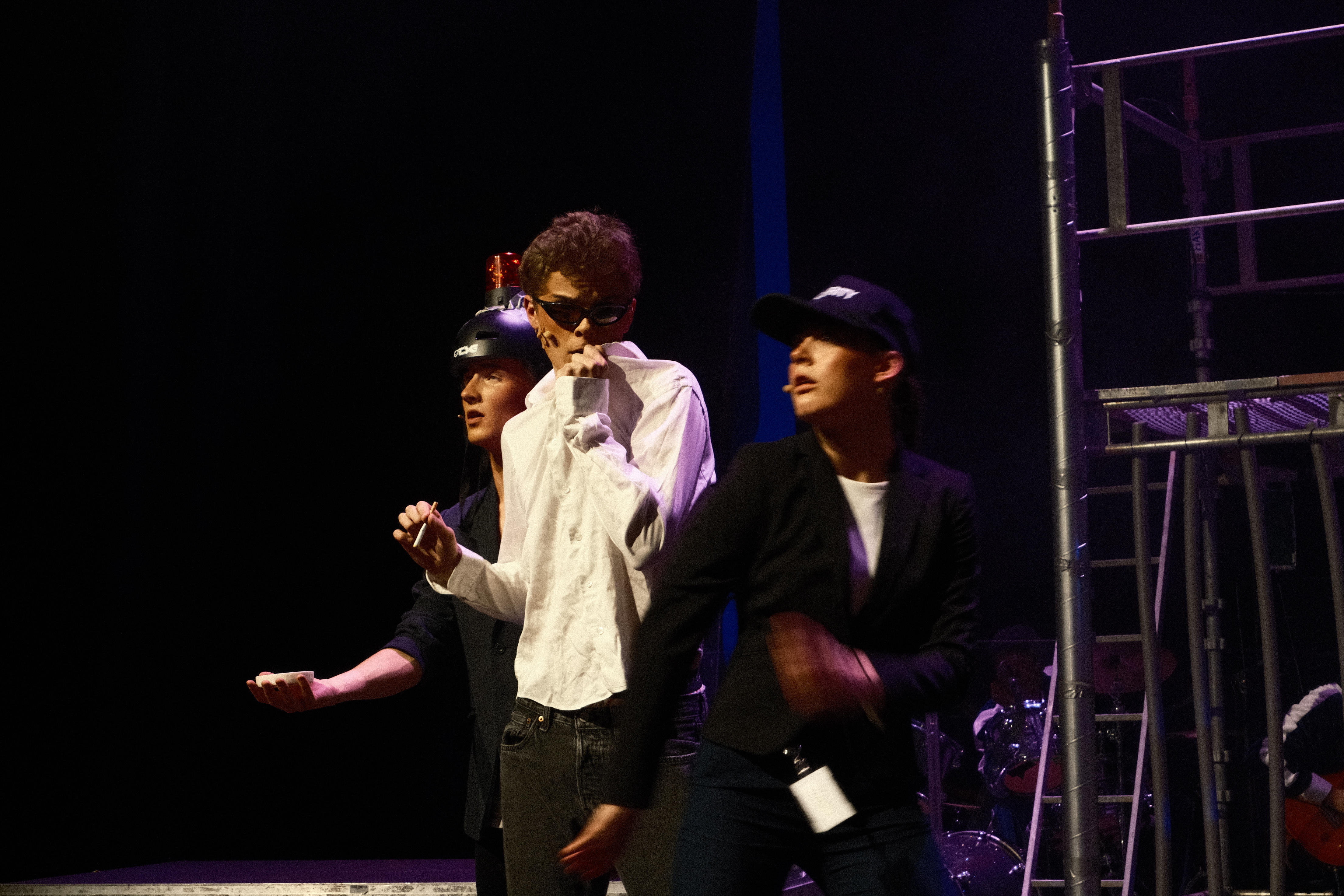 En gruppe menn på en scene