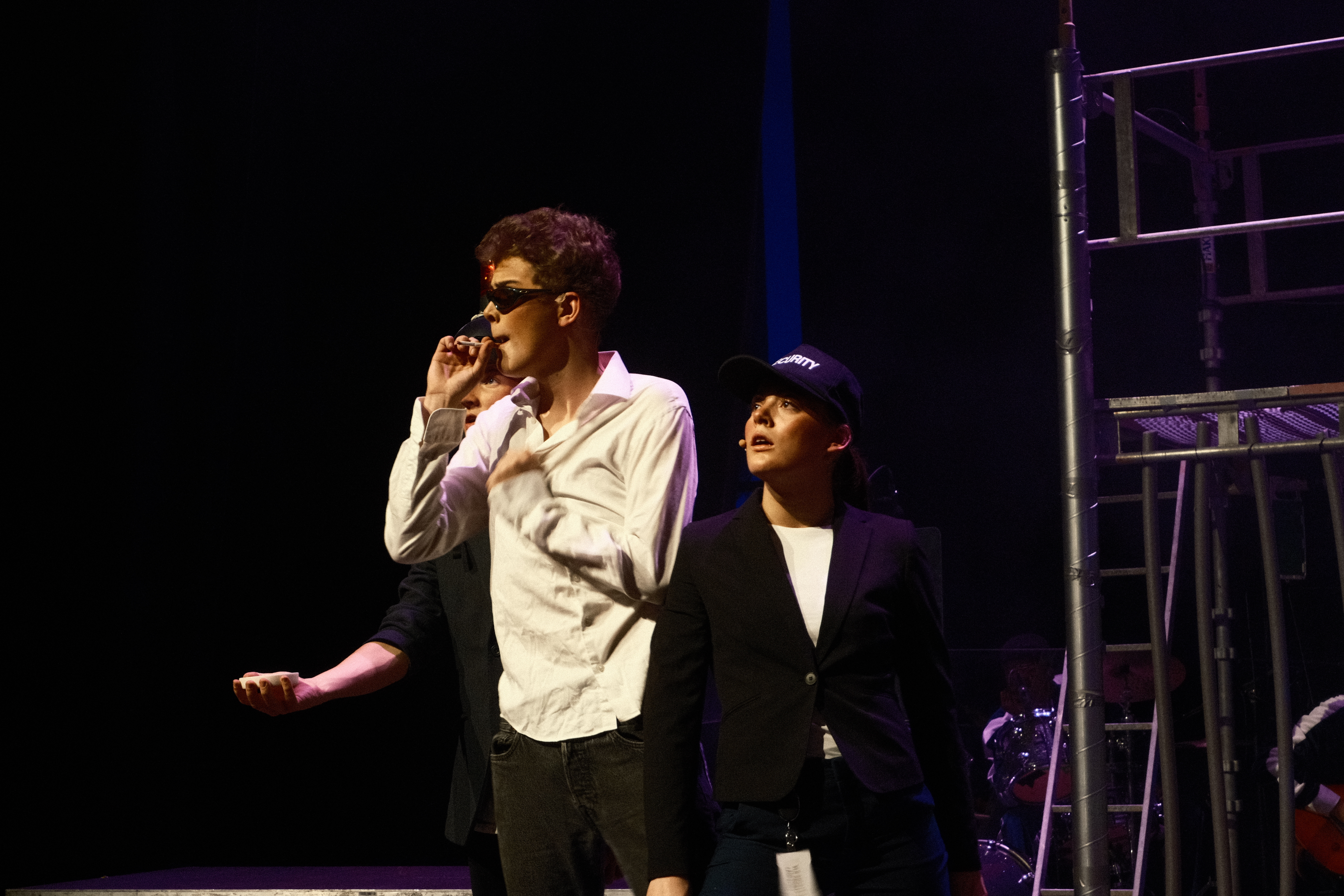 En gruppe menn på en scene