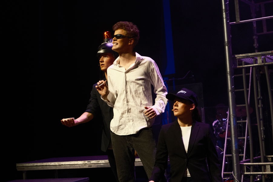 en person med armene rundt en annen person på en scene