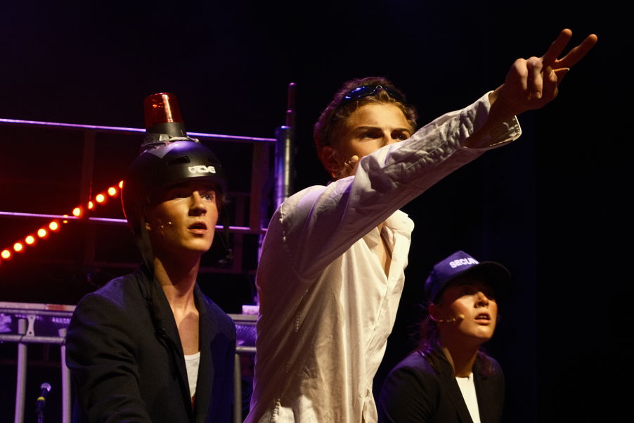 en gruppe mennesker som poserer for kameraet