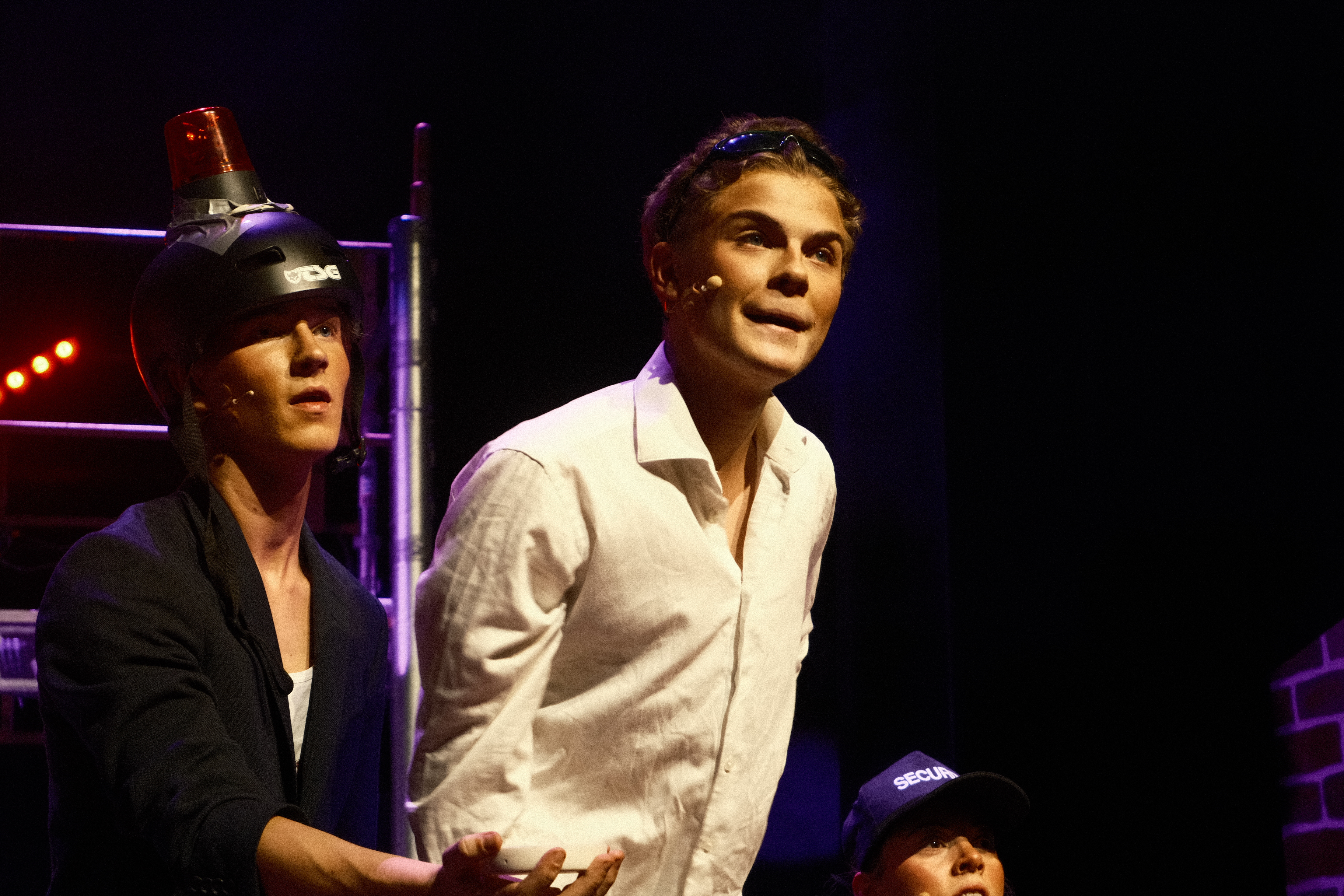 en person og person som står ved siden av hverandre og ser inn i kameraet