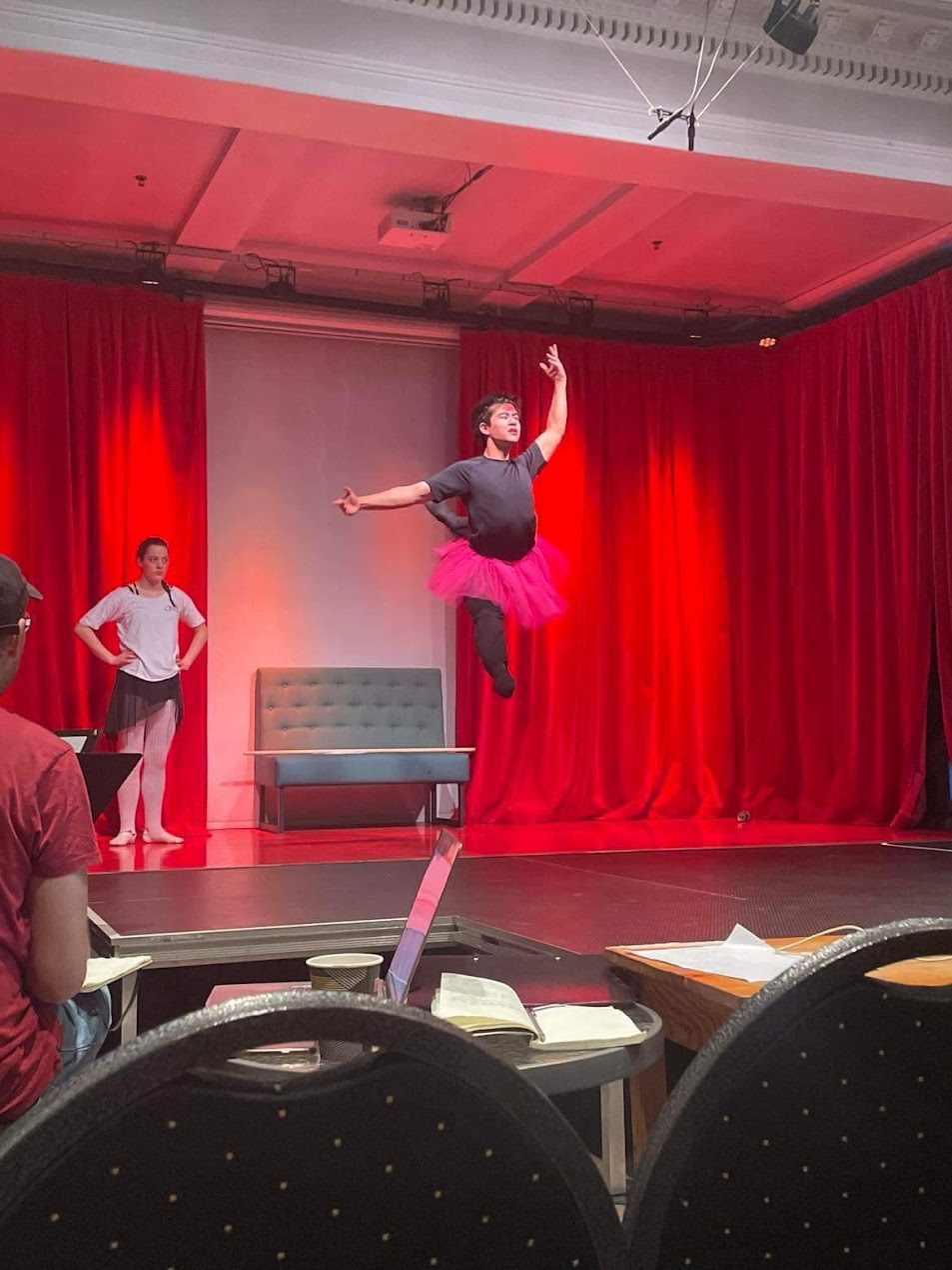 en person som står på en scene