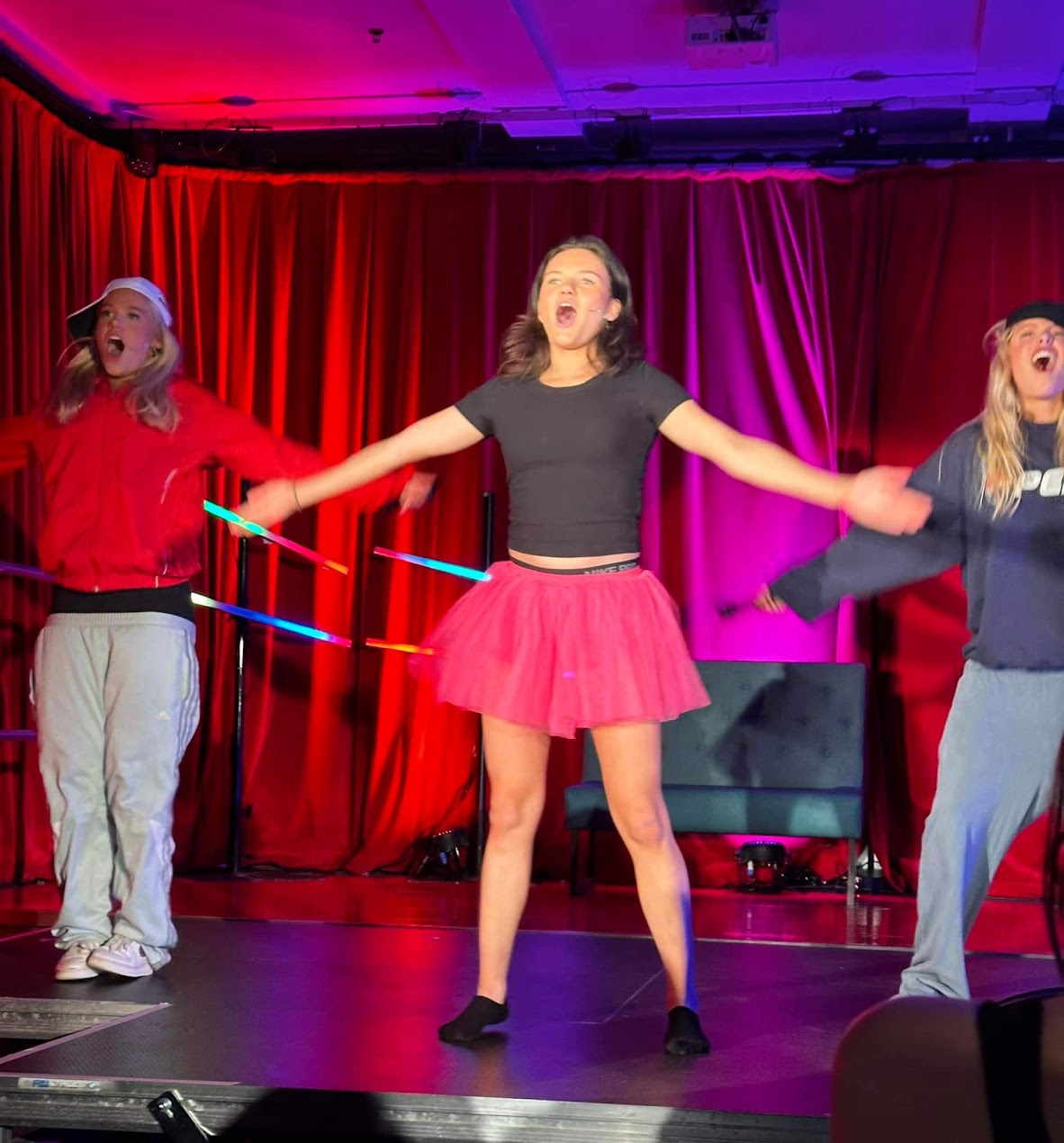 en gruppe mennesker på en scene