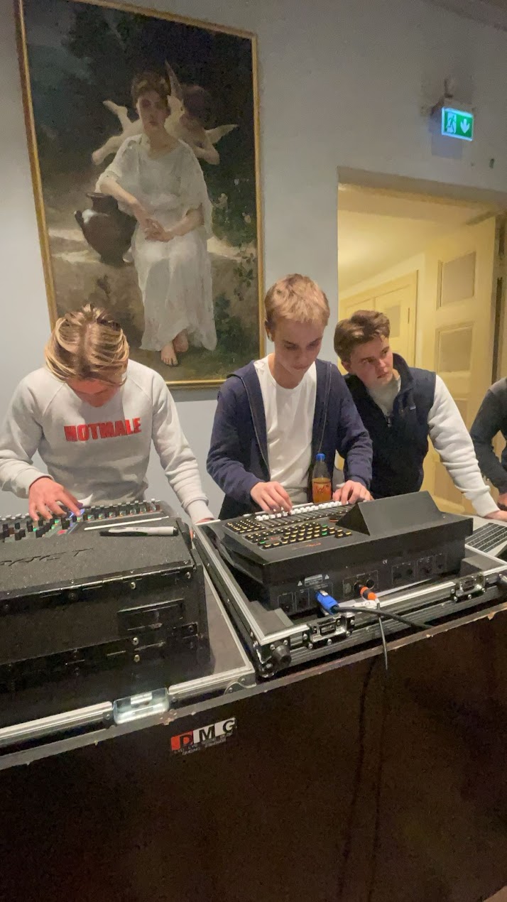 en gruppe mennesker som spiller et musikkinstrument