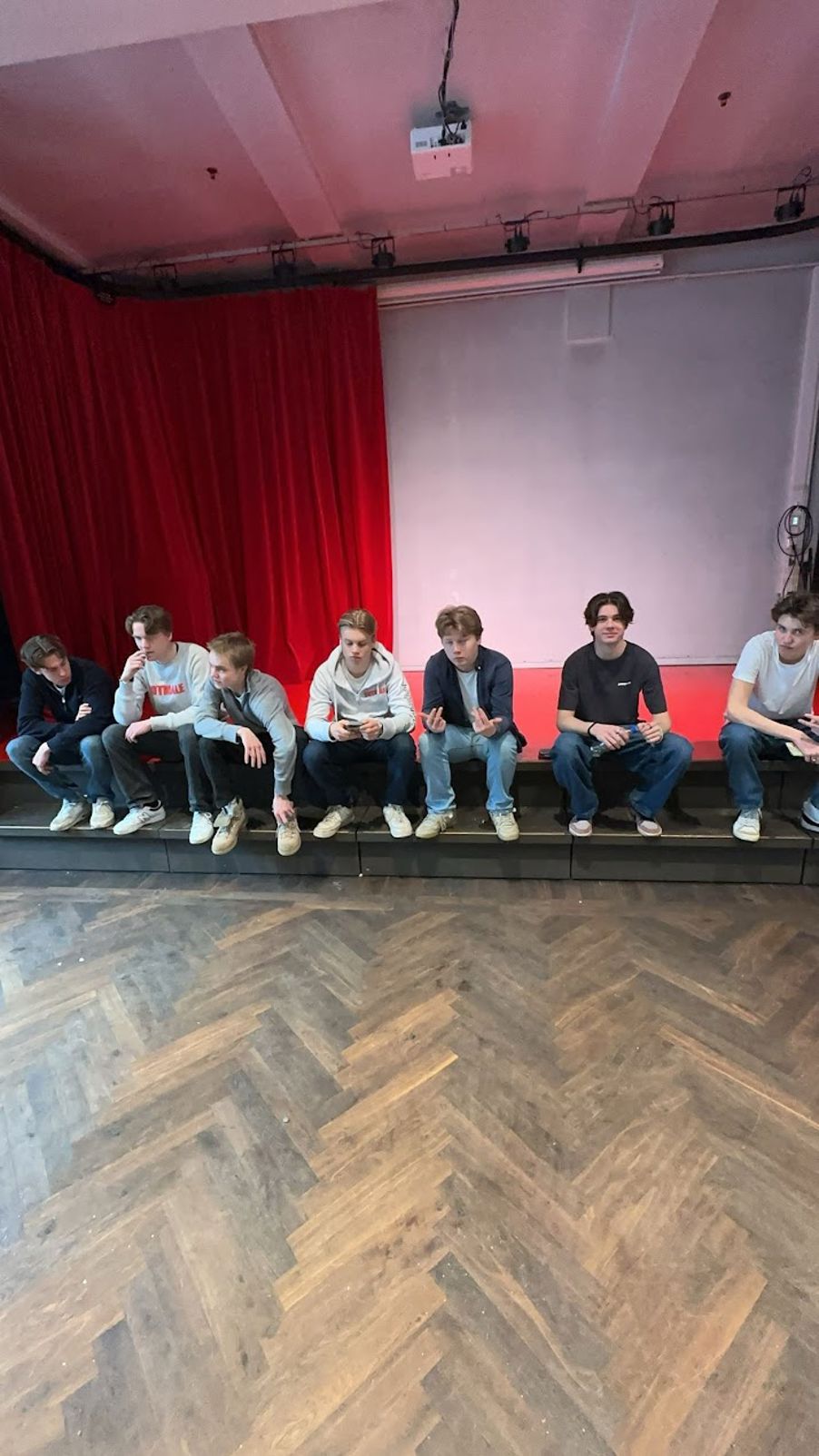 en gruppe mennesker som sitter på en scene