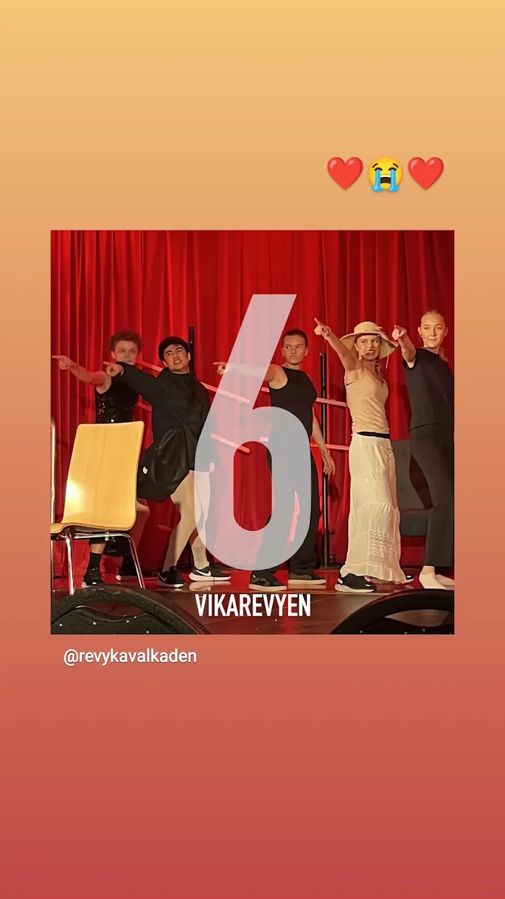 en gruppe mennesker som poserer for et bilde