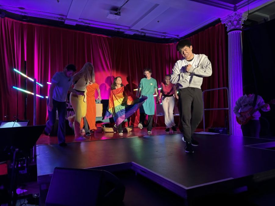 en person på en scene med en gruppe barn