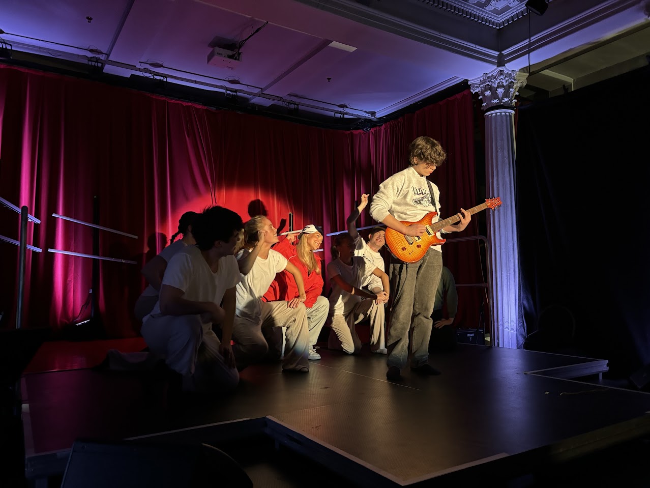 en person som spiller gitar på en scene