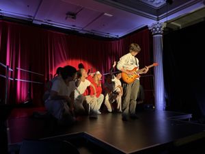en person som spiller gitar på en scene