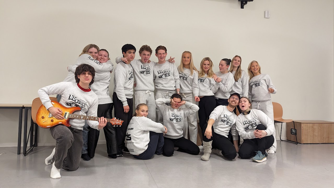 en gruppe mennesker som poserer for et bilde