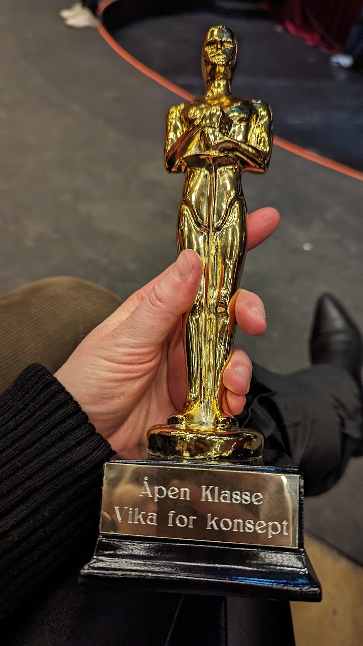 en hånd som holder et trofé