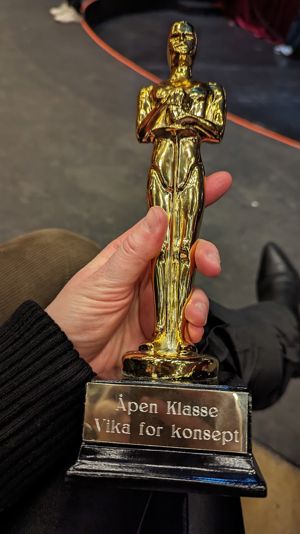 en hånd som holder et trofé