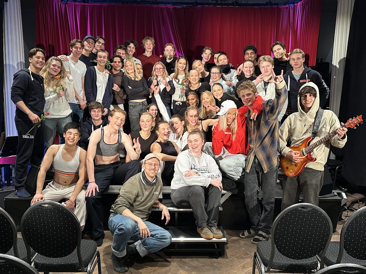 en gruppe mennesker som poserer for et bilde