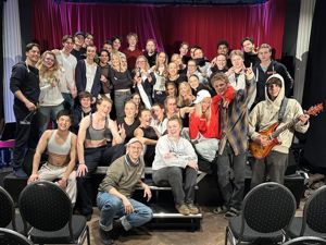 en gruppe mennesker som poserer for et bilde