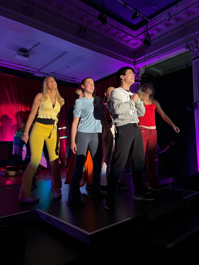 en gruppe mennesker på en scene