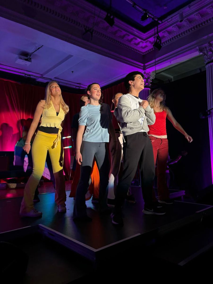 en gruppe mennesker på en scene