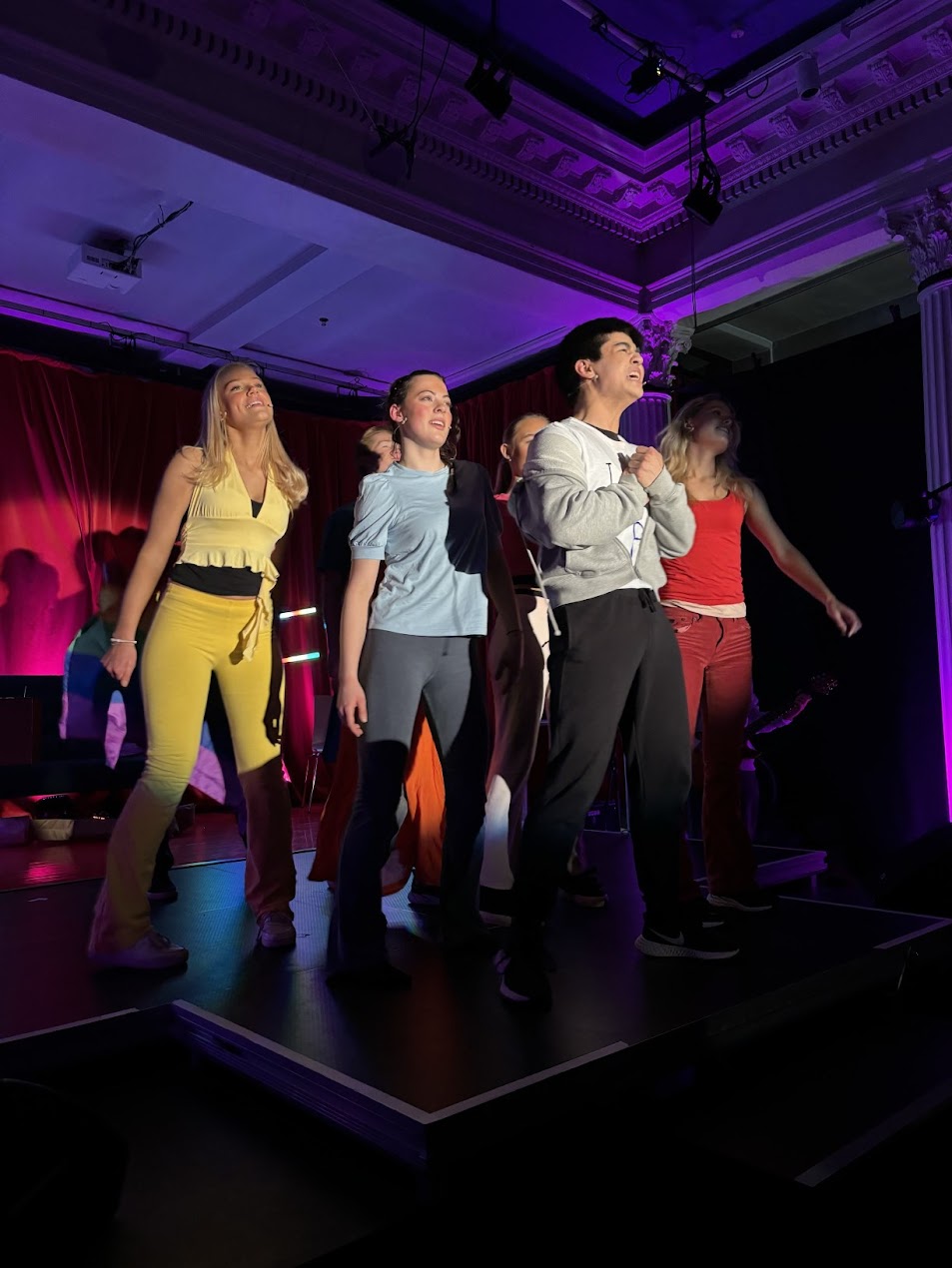 en gruppe mennesker på en scene