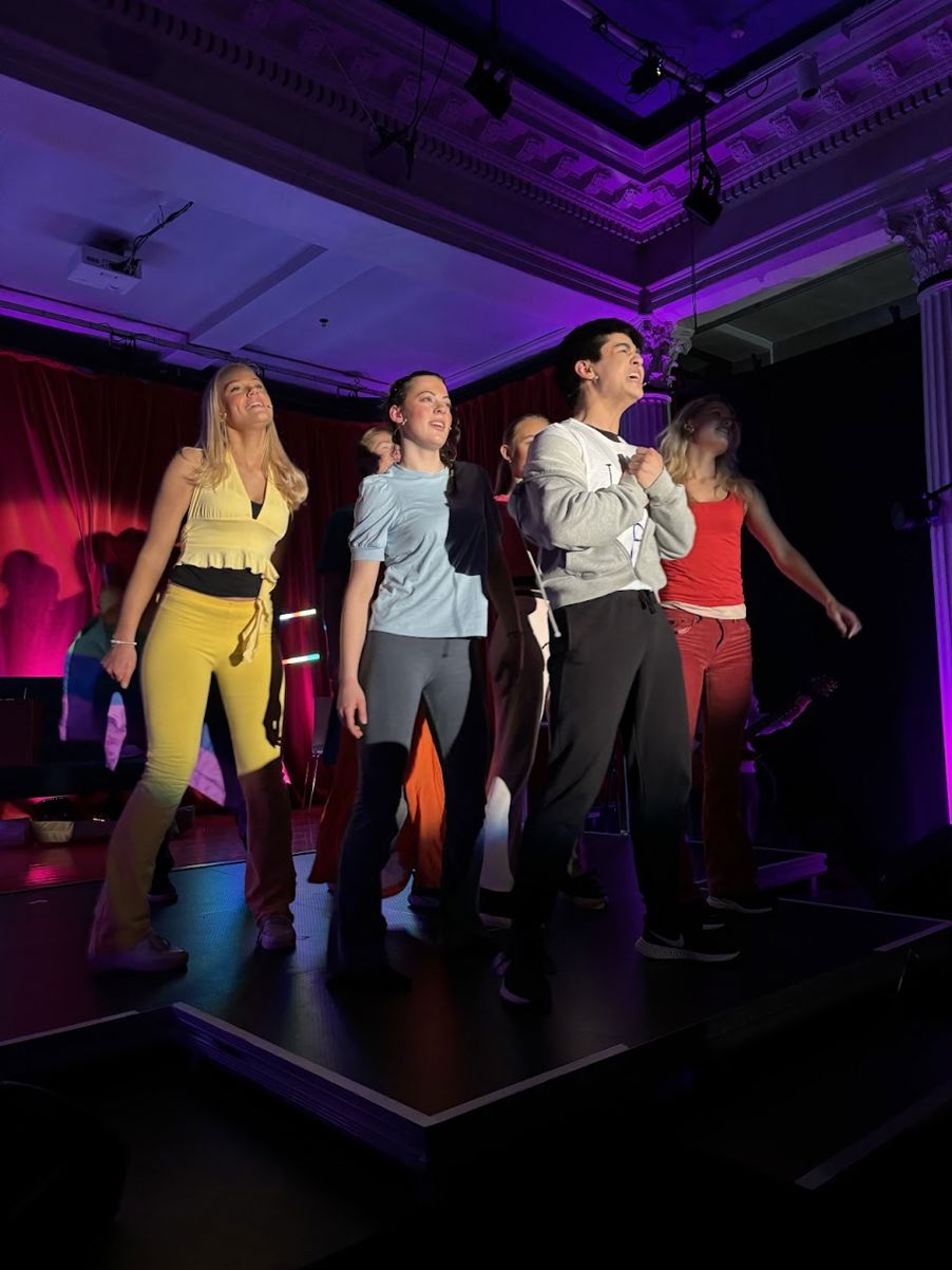 en gruppe mennesker på en scene