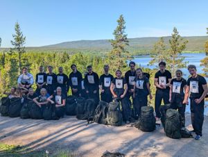 en gruppe mennesker som poserer for et bilde