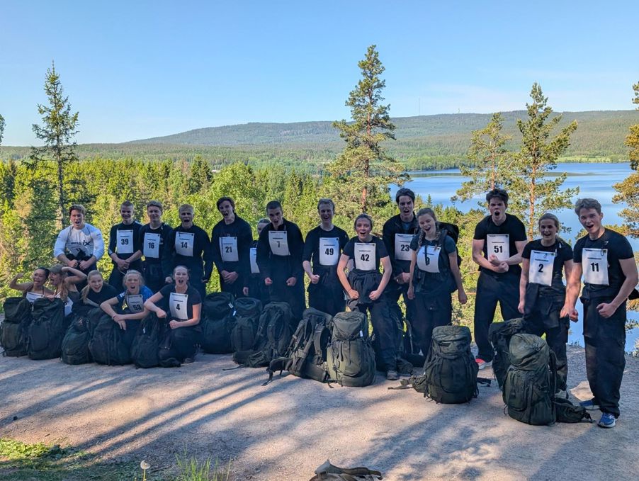 en gruppe mennesker som poserer for et bilde