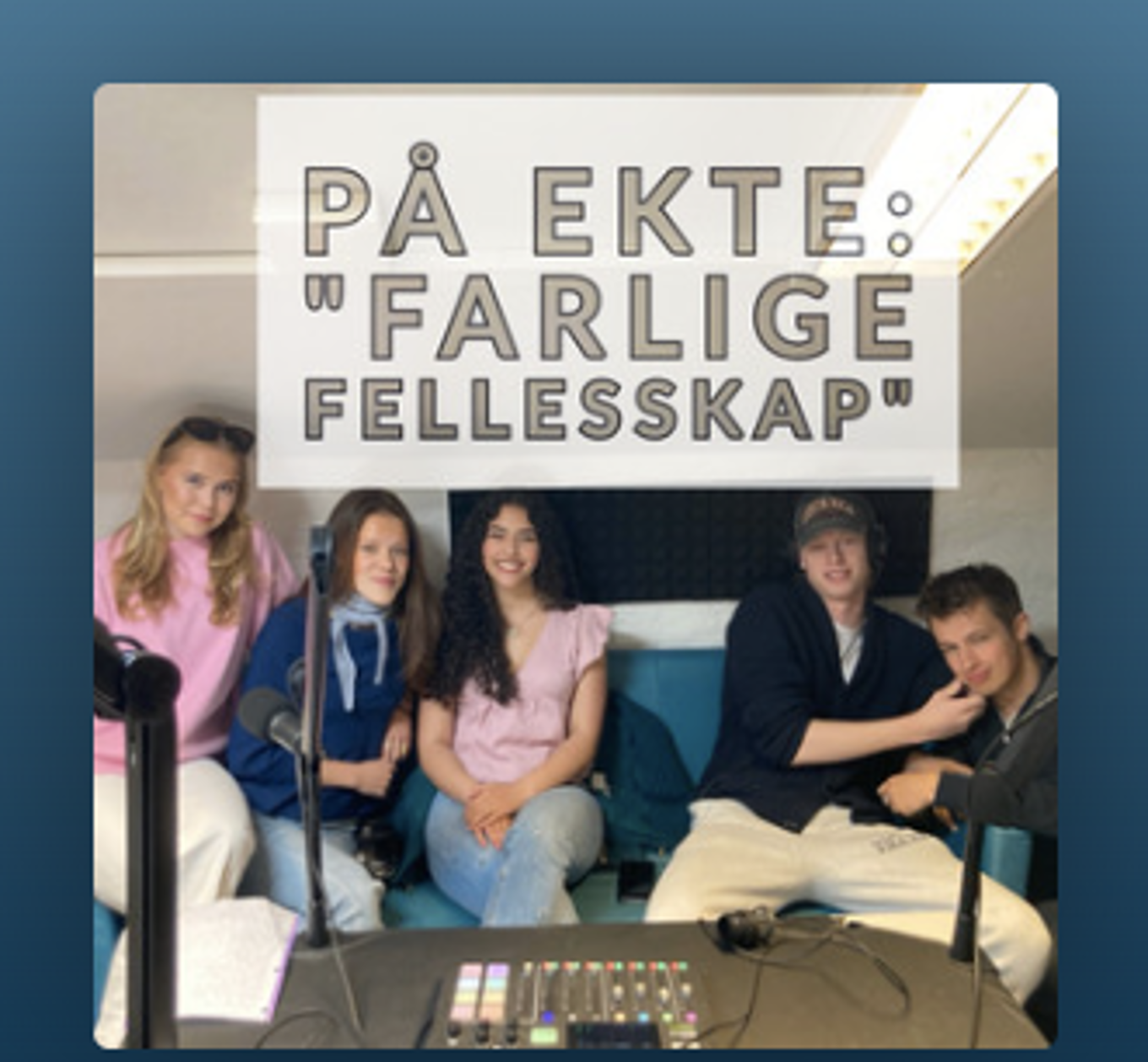 en gruppe mennesker som sitter i en sofa
