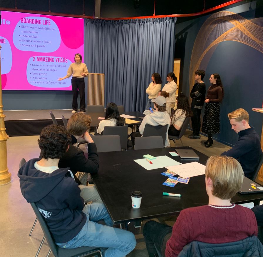 en gruppe mennesker som sitter i et rom