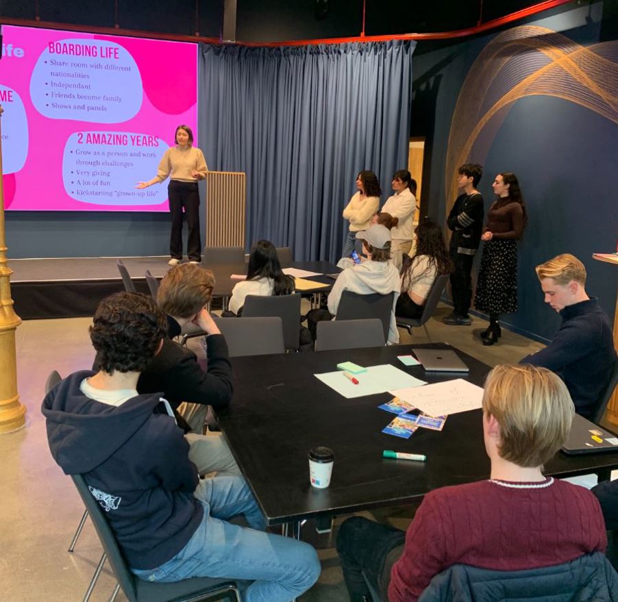 en gruppe mennesker som sitter i et rom