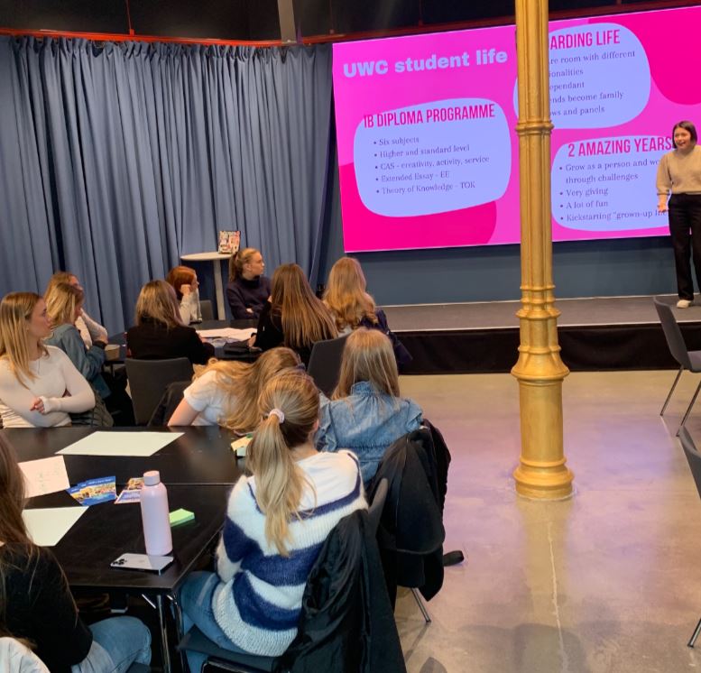 en gruppe mennesker som sitter ved bordene