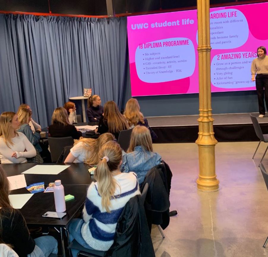 en gruppe mennesker som sitter ved bordene