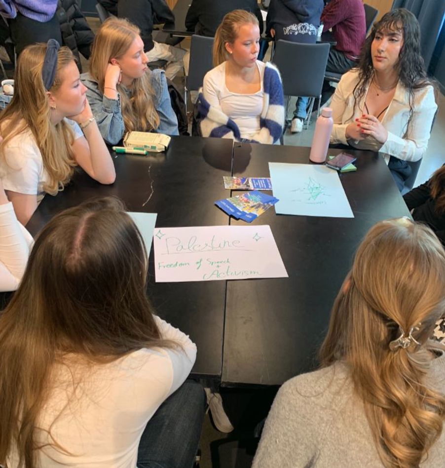 en gruppe mennesker som sitter ved et bord